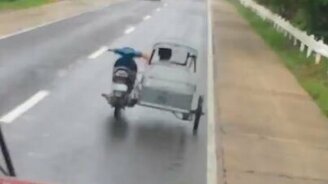 Когда на улице дождь, а ты на мотоцикле - смотреть видео (0:15)