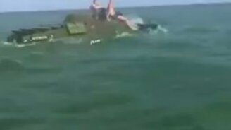 На БТР по морю - смотреть видео (0:50)