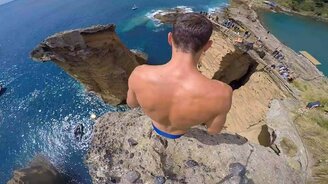 Эффектный прыжок со скалы - смотреть видео (0:38)