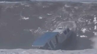 Волна поглощает катер - смотреть видео (0:21)