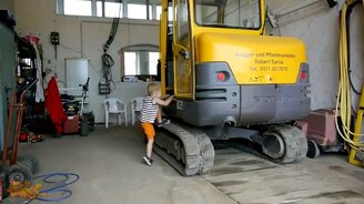 Способные маленькие водители - смотреть видео (5:57)