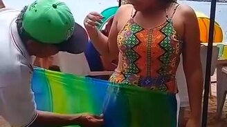 Как красиво надеть пляжный платок - смотреть видео (2:43)