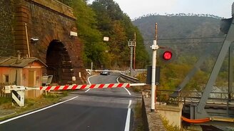 Паровоз выезжает из тоннеля - смотреть видео (1:26)