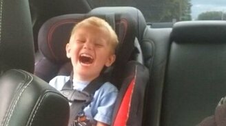 Когда папа разгоняется на машине - смотреть видео (0:38)