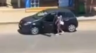 Самый провальный танец у машины - смотреть видео (0:22)