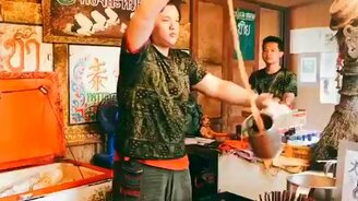 Ловкое смешивание чая с молоком - смотреть видео (0:58)