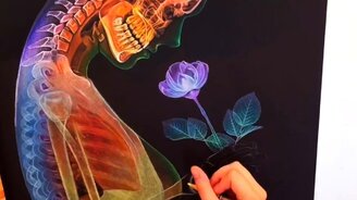 Девушка-скелет на чёрной бумаге - смотреть видео (12:33)