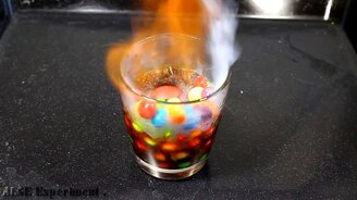 Раскалённый шар против шоколадных конфеток - смотреть видео (5:12)