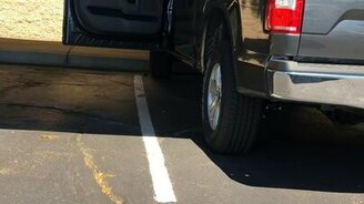 Как забраться в пикап коротышке - смотреть видео (0:40)