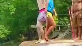 Когда хочется прыгнуть, но страшно - смотреть видео (0:56)