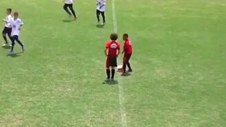 Ловкие юные футболисты - смотреть видео (0:59)