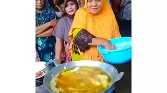 Женщина против раскалённого масла - смотреть видео (0:29)