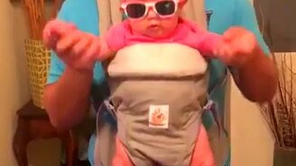 Папа танцует с грудной дочкой - смотреть видео (1:40)