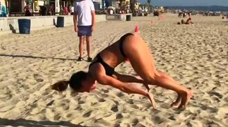 Как эффектно выйти на пляж - смотреть видео (0:25)