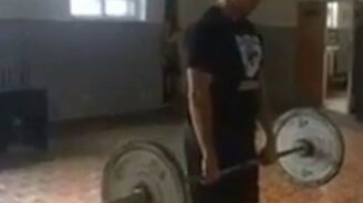 Сальто назад со штангой в руках - смотреть видео (0:07)