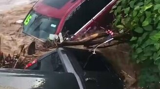 Унесло машины наводнением - смотреть видео (1:02)