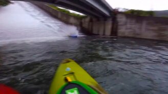 Экстремальное скольжение по воде на каяке - смотреть видео (0:18)