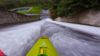Экстремальный спуск каякера - смотреть видео (0:21)