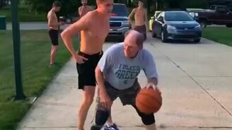 Баскетбольный трюк от деда - смотреть видео (0:18)