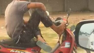 Мотоциклист рулит без рук - смотреть видео (0:58)