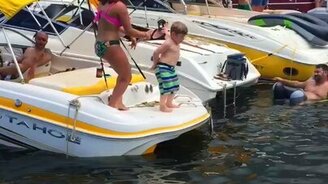 Малыш-танцор на катере - смотреть видео (0:56)