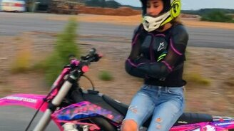 Девушка-мотоциклистка едет без рук - смотреть видео (0:15)