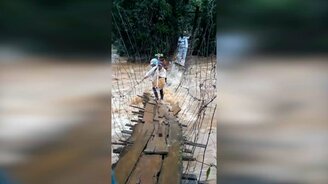 Экстремальный переход по хлипкому мостику - смотреть видео (2:30)