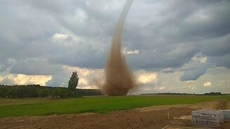 Торнадо в Белоруссии - смотреть видео (1:57)