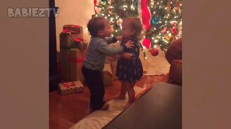 Смешные детские поцелуи - смотреть видео (3:06)