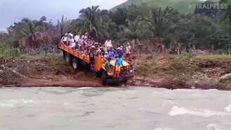 Экстремальная перевозка людей через реку - смотреть видео (2:02)