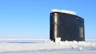 Пять зрелищных подъёмов подводных лодок из-подо льда - смотреть видео (10:21)