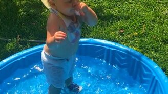 Малыш против шланга - смотреть видео (0:11)