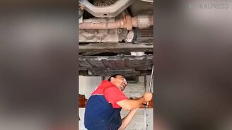 Механик спасает кошку - смотреть видео (2:14)