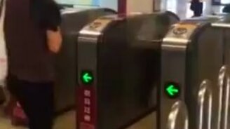 "Зайцы" в метро - смотреть видео (0:14)