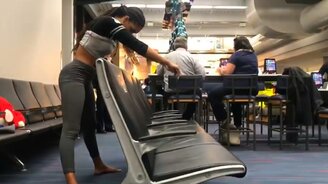 Девушка проходит под креслами - смотреть видео (0:58)