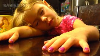 Как смешно дети засыпают - смотреть видео (10:51)