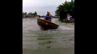 Весёлый аттракцион в лодке на воде - смотреть видео (0:19)