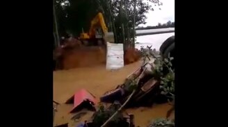 Эффектное потопление грузовика - смотреть видео (0:14)