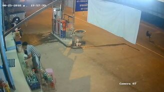 Папа спас малыша от удара головой - смотреть видео (0:15)