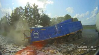 Разворачивался и не увидел фуру - смотреть видео (0:30)