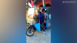 Мопед с кабиной - смотреть видео (2:07)