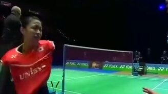 Ловкая смена футболки на людях - смотреть видео (0:20)