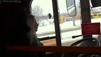 Девушка за рулём троллейбуса - смотреть видео (0:29)