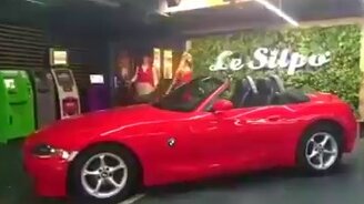 Блондинка разнервничалась - смотреть видео (3:31)