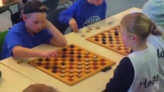 Неожиданный поворот в шашках - смотреть видео (0:27)