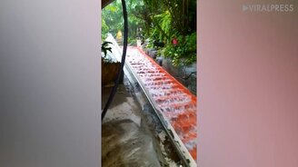 Водопад-аттракцион - смотреть видео (0:44)