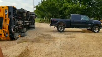 Как поставить на колёса перевёрнутый автобус - смотреть видео (1:05)