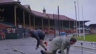 Мяч против молнии - смотреть видео (0:14)