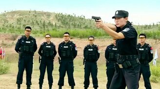 Меткий выстрел женщины-полицейского - смотреть видео (0:11)