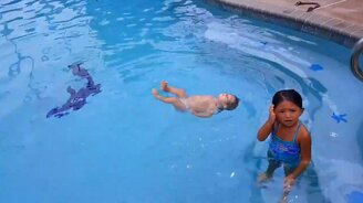 Годовалый пловец - смотреть видео (1:00)